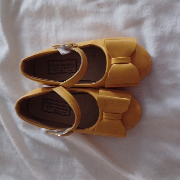 Other - Girls bow shoe